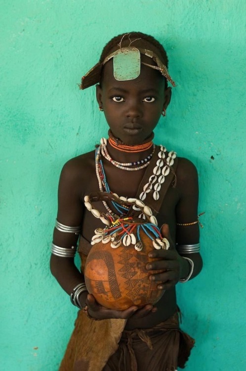 divineblu:  Africa | Little Hamer girl. Ethiopia | ©Alison Wright