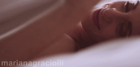 marianagraciolli:  Mari Graciolli acordando lindamente (GIF em HD).