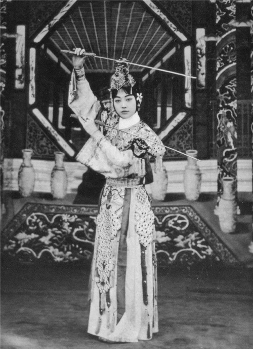 a-hulder:Chinese opera artist Li Shifang, a student of Mei Lanfang