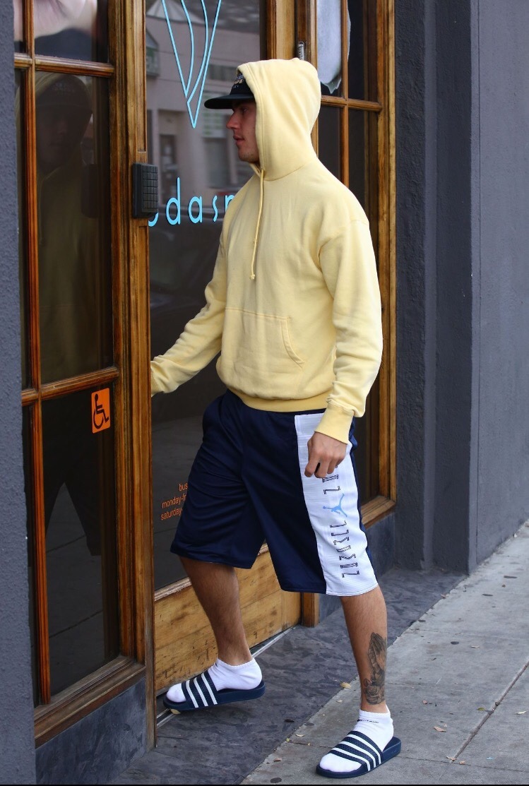 jbiebsfeet:Justin walked into a spa yesterday with socked feet👣 but then walked