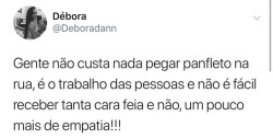 leonina-nutela:  Eu ando na rua e quando percebo, tô cheia de panfletos na mão kkkkk 