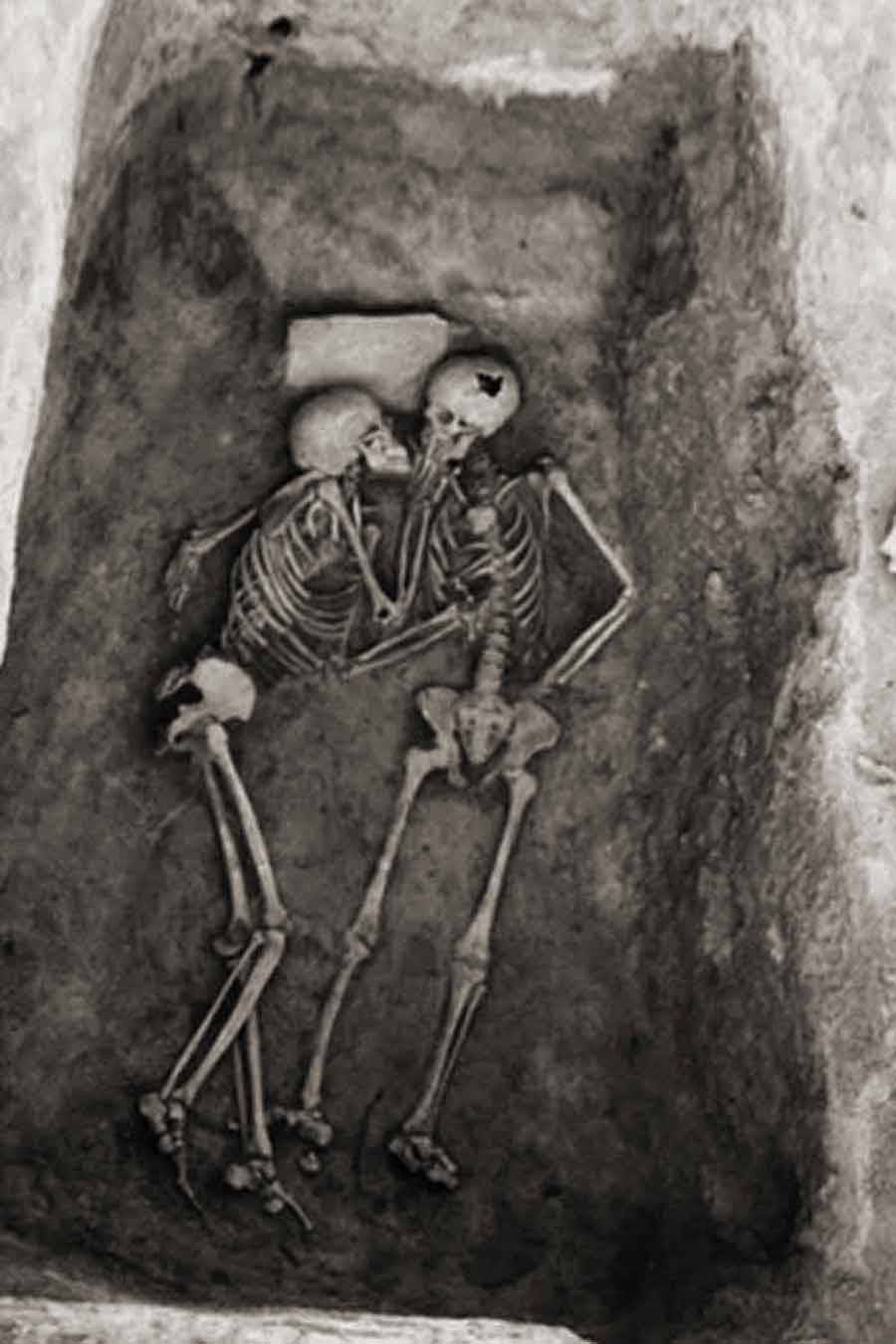 j-wolf-harding:  The “6,000 year old kiss”.Teppe Hasanlu, located in northwest