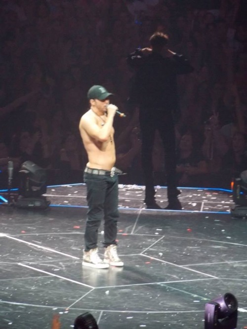 kaylaakoolaid:It’s not a New Kids show til Donnie takes his shirt off! ;)