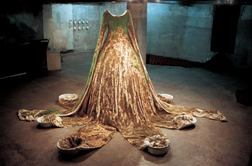 Juyeon Kim - Yisook Ⅰ, 2002, textile 7 washbasin, clothing length 350 cm