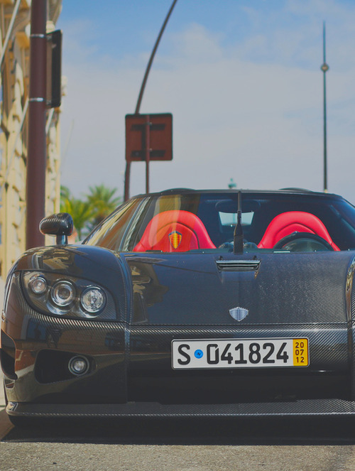 fine-luxxxury:  koenigsegg agera w/ carbon fiber bumber. 