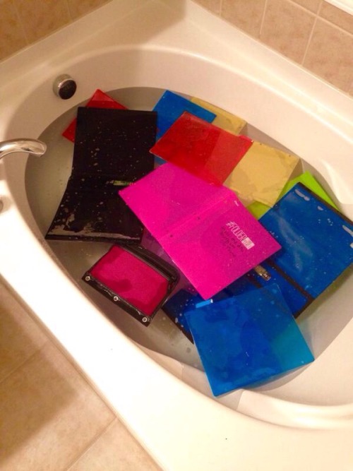 soundlyawake:  clestroying:dinnicksfimples:  Back to school bath bomb from Lush  people really go to amazing lengths for notes  yeah and then they just throw them in the tub  Okay but I work with kids who literally can’t afford folders but then