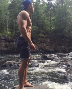 shirtlessinspiration:  hotstudsdaily:Marco Folino http://shirtlessfreedom.blogspot.com/2016/05/enjoying-outdoors.html