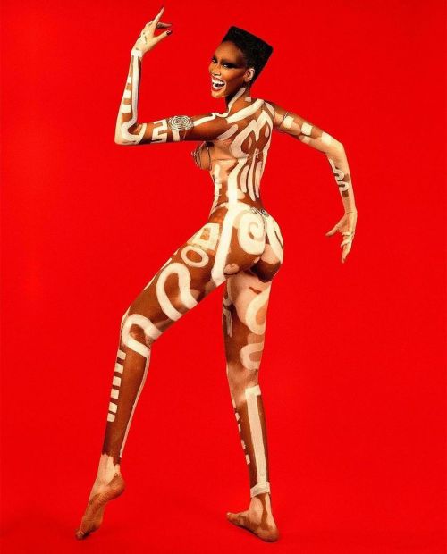 The breathtaking #winnieharlow channeling #gracejones in a custom #laureldewitt bikini / arm bands |