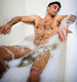 armpitluvrs:  Enjoying his Bath