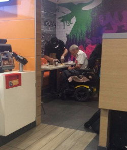 awwww-cute:  McDonald’s employee helping