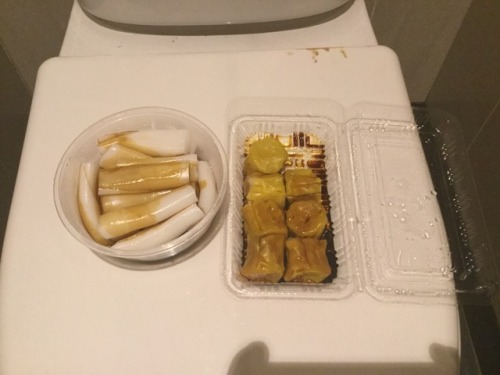 thesexslavepeachie:小桃這陣子都很忙，沒有好好調教自己，小桃知道作為低賤的性奴，就算沒有主人，也要每天好好被調教，體態要保持腰幼，屁股翹起，腿修長；身體柔軟度要好，乳頭，豆豆，陰道，
