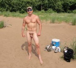 malearmpits:  undie-fan-99:  Hot daddy enjoying the warm sands naked  Damn dad! :9