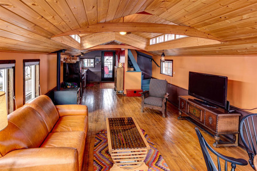 jeremylawson:A cedar-shake roof with steel hull houseboat in Seattle, Washington.Fuck yea I’d totally live in this! Might have to go check it out next time I’m in Seattle 😊