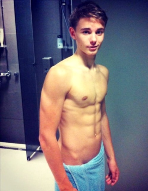 studentwerewolf2:  Goodnight tumblr folks from here in the UKThanks so much for the follows, likes & reblogs, Ryan x