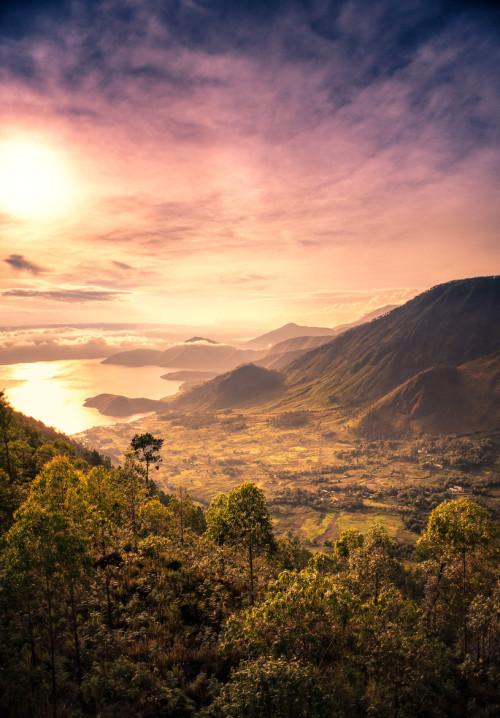 travelingcolors:  Toba lake sunrise | Indonesia (by Ahmad Syukaery)