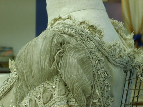 costumeloverz71:Drew Barrymore, Ever After (1998) ballgown exhibits… Costume byJenny Beavan…