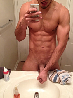 straightguynaked:  (via Sexy Muscle Guy Naked)