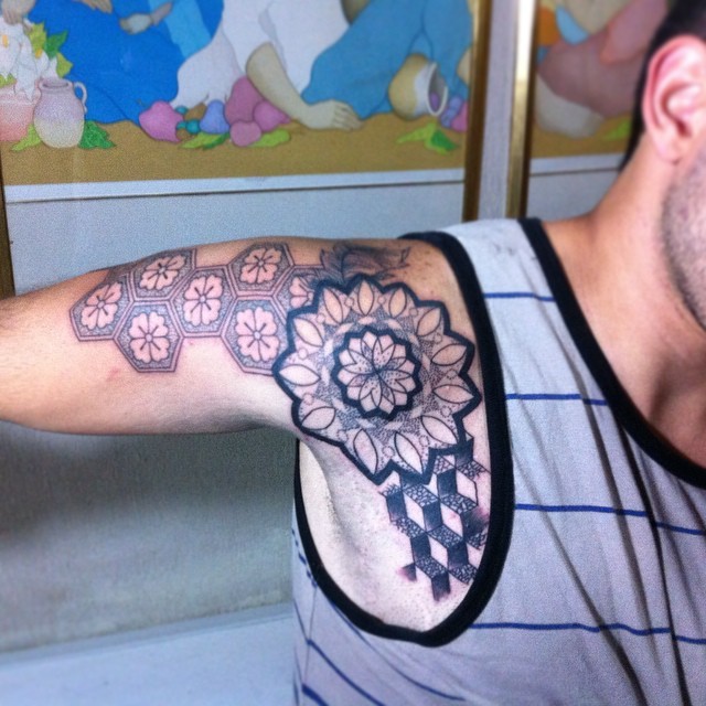 #tattoo #tatuaje #ink #black #negro #geométrico #geometric #flor #mandala #hombro