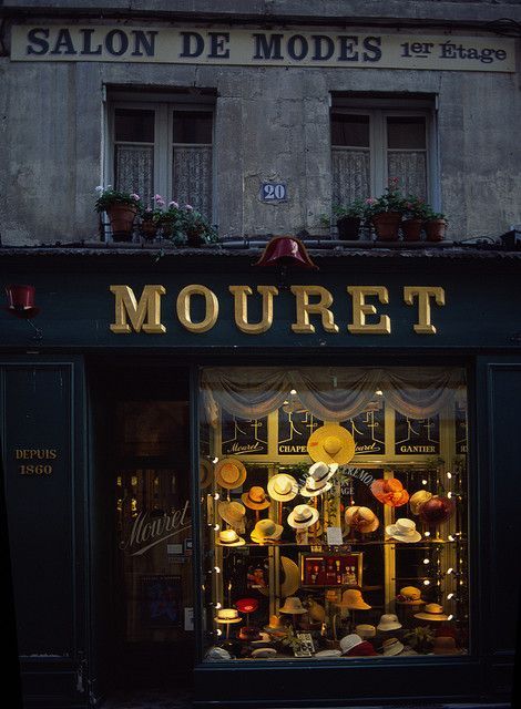 thevisualvamp:coisasdetere:Rue Marchands, Avignon, Vaucluse, France.   May I take your hat 