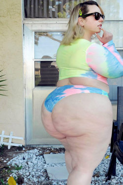 neptitudeplus:With the ice cream truck on the way, Fifi can&rsquo;t decide: put