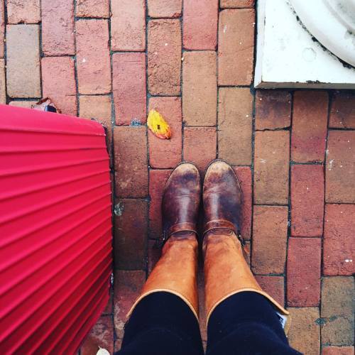 Fall is here. #bootweather #rainydays #fall #frye @thefryecompany (at Williamsburg Train Station)