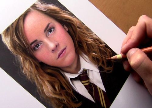 Artist Uses Colored Pencils To Create These Hyper-Realistic Portraits