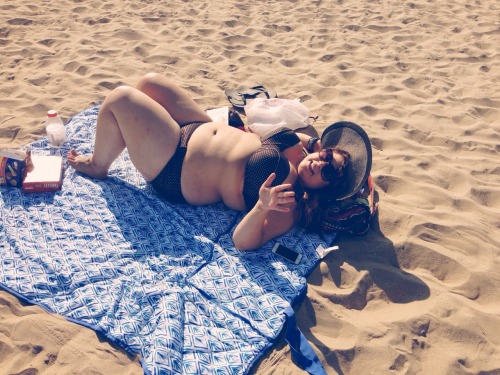 girlinabearsuit:  Just because I cannot wait for sun bathing season!!!!! 