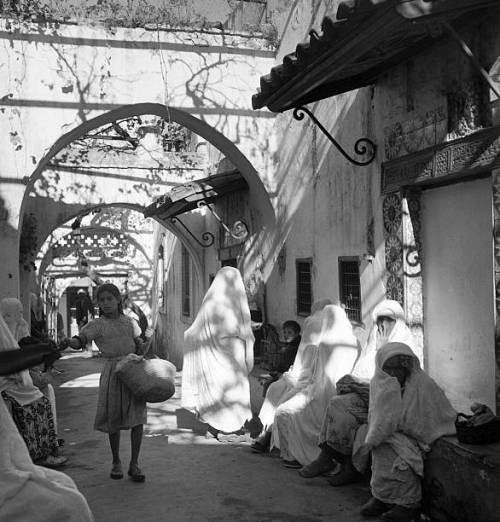 mydearalgeria:Algiers In 1955. Alley Of Souk (The Sun).Edouard Boubat.