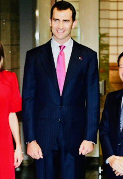 Through the Years → Felipe VI of Spain (460/∞)
5 June 2005 | Spanish Crown Prince Felipe and his pregnant wife Princess Letizia share a light moment with Japanese Crown Prince Naruhito upon their arrival for a dinner at the Togu Palace in Tokyo. The Spanish royal couple is here on a four-day visit. (Photo credit Toru Yamanaka/AFP via Getty Images) #Prince Felipe #Prince of Asturias  #King Felipe VI #Spain#2005#Toru Yamanaka #AFP via Getty Images  #through the years: Felipe