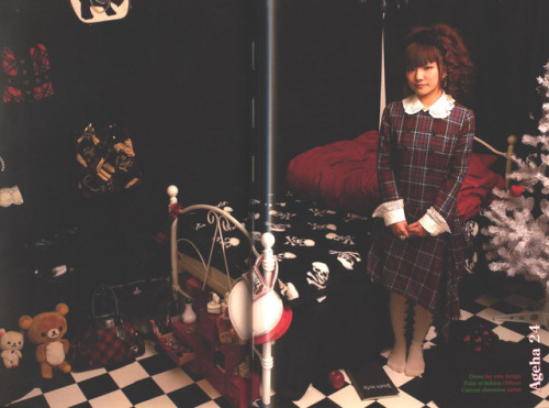 ghostlygossamer:Favorite Random Oldschool Lolita bedroom. they are truly inspiring.