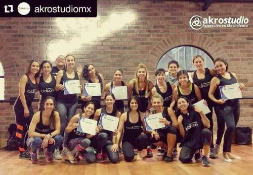 Ayer terminando certificación de #TotalBarre con @akrostudiomx . Qué padre es aprender y perfecciona