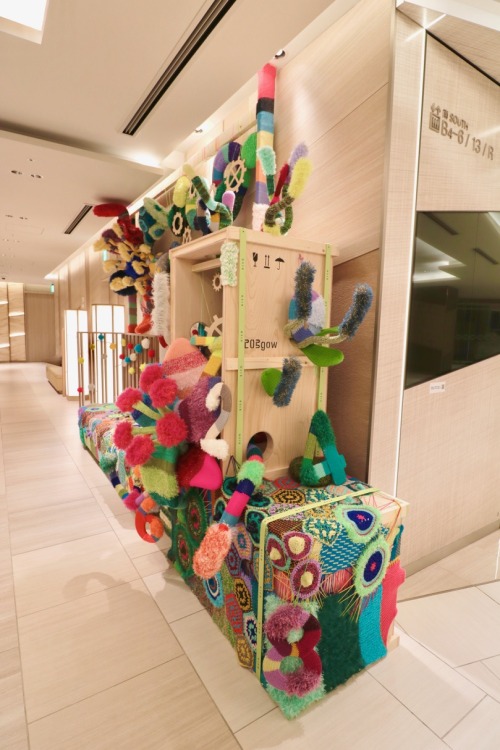 [編み展示/銀座] 2020GINZA SIX 「ART CONTAINER」参加GINZA SIX 3F南側エレベーターホール横にてART CONTAINER編みカスタマイズ＋装飾しています！編みの