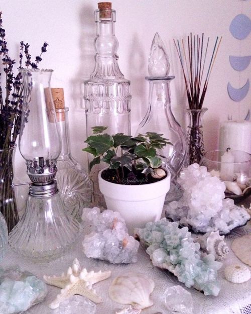 floralwaterwitch:my shoreline away from the sea ~ this altar always makes me feel so calm and thankf