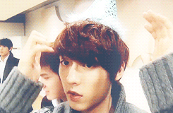 yooksungsuk:  minhyuk fixing his hair and being satisfied with the result (人´3｀)⌒♡ 