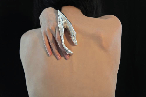 Jewellery Shaped By The Body, Danyi Zhu.