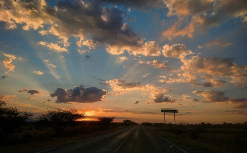 Guiño del cielo…Diciendo ‘hasta luego’, lunes 2 de marzo de 2020 atardecer enmarca la ca