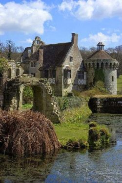 wwkdofficial:  Scotney Castle is an English