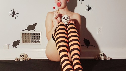 laceeandlust: The perfect mix of sweet and scary! (18+ only, please don’t remove caption or self pro