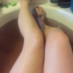 simplee-mee:  Pale legs.   Post op bath time.
