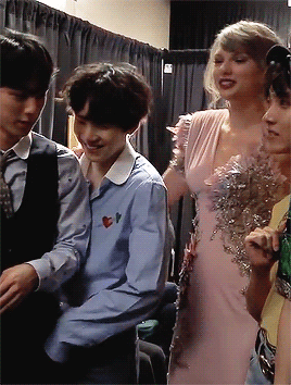 Yoongi Got So Shy Next To Taylor.. He Even Dropped His Gang Signs Djfhkgdfg