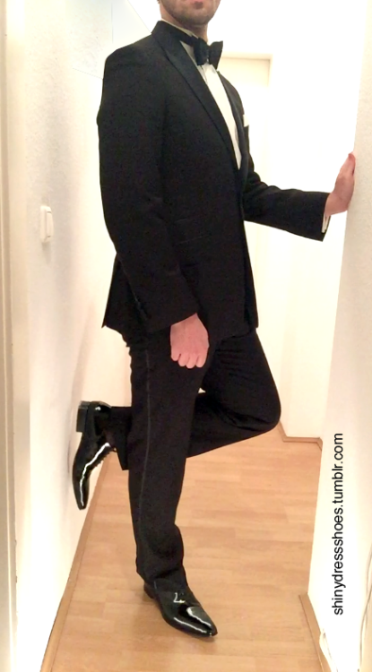 shinydressshoes:  tuxed UP