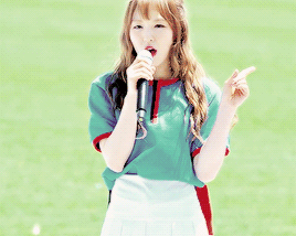 wendy singing something kinda crazy.
