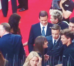 stylesin:  niall hugging harry’s parents and showing off his teeth x 