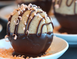 prettyboyfood:  lets-just-eat:  Almond macaron with chocolate  More food here! 