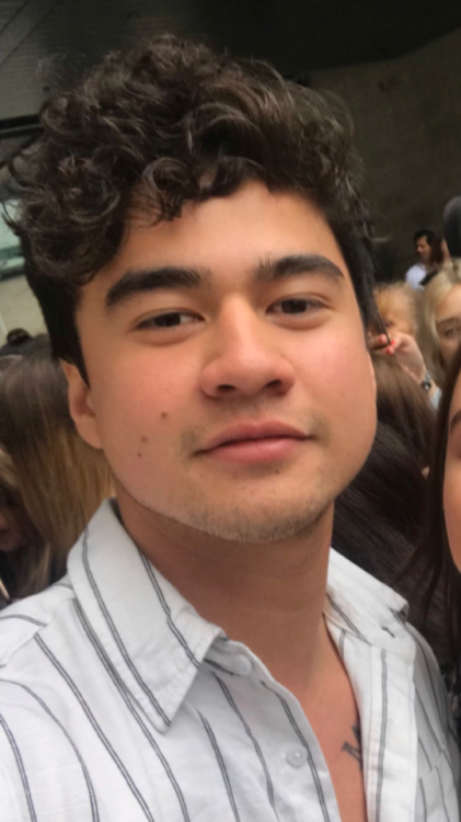 morehood:Calum in this white striped shirt will be the dEATH of mE