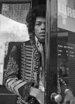 pinkfled:  Jimi Hendrix photographed by