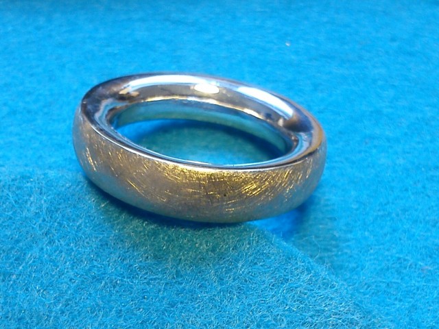 massiver ring in gold kratzmatt und poliert