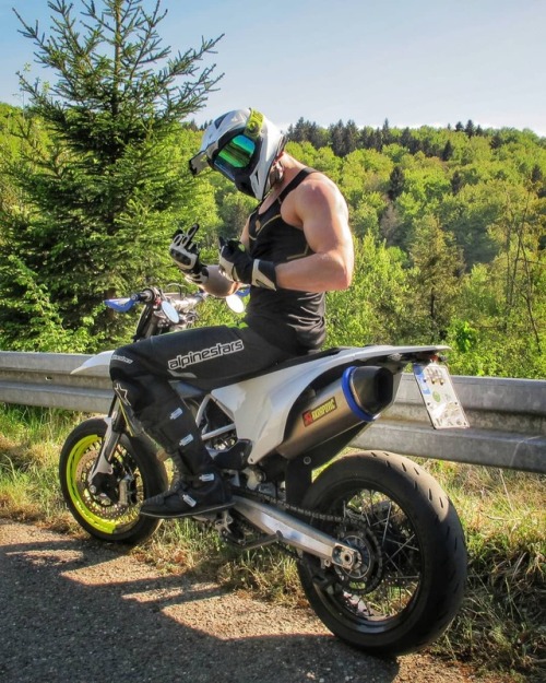 anonymouscrusty: sexymotobros2: More muscle rider guy ❤️ ❤️ ❤️