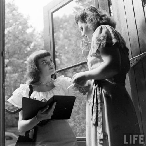 Fullerette selling Débutante Cosmetics door to door(Cornell Capa. 1948