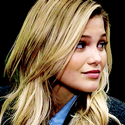 cheyennejackson:olivia holt in the standoff.